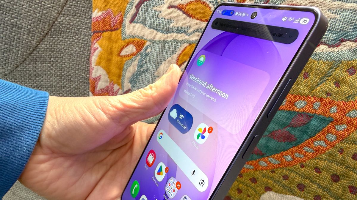 هاتف Samsung Galaxy S26 Ultra في اليد