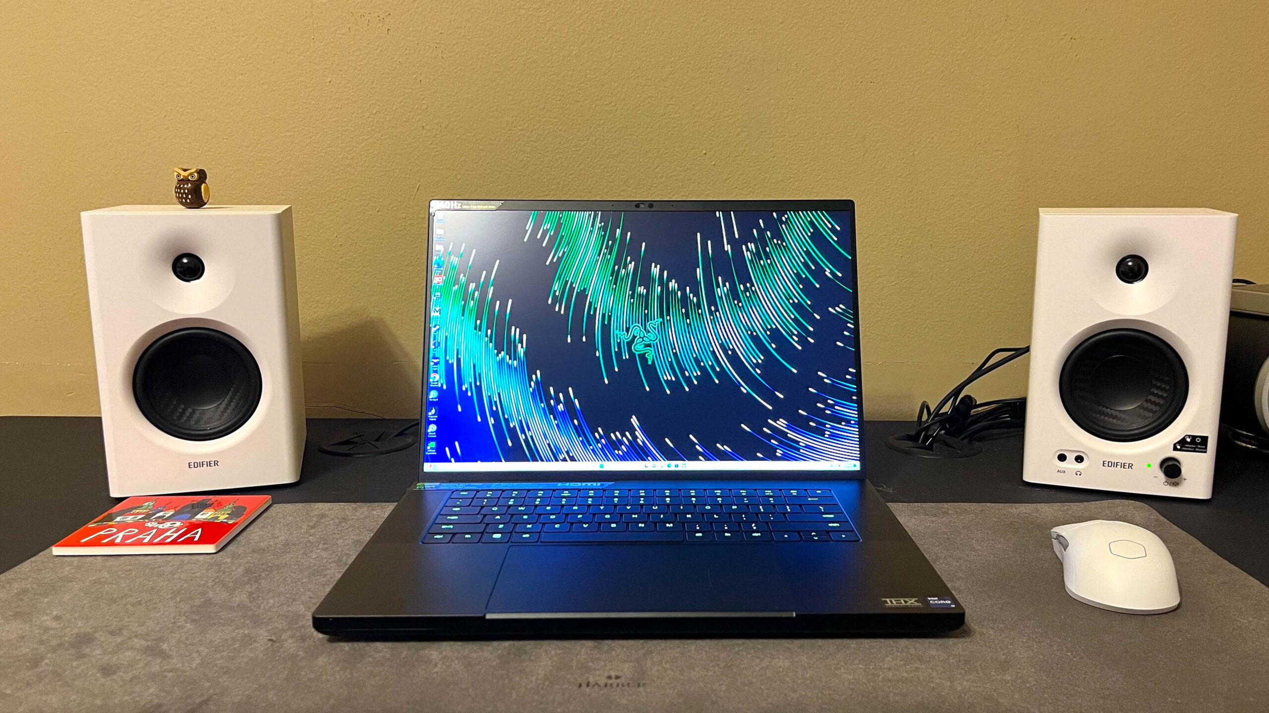 لابتوب Razer Blade 16 (2023) على مكتب