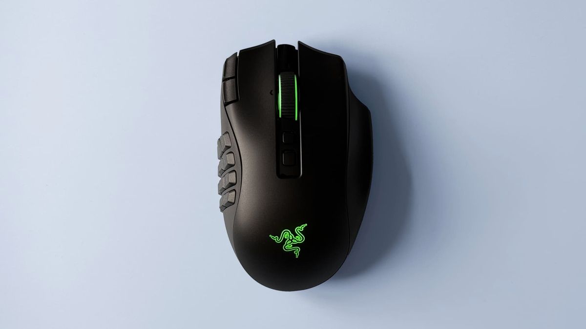 ماوس Razer Naga V3 Pro على خلفية زرقاء.