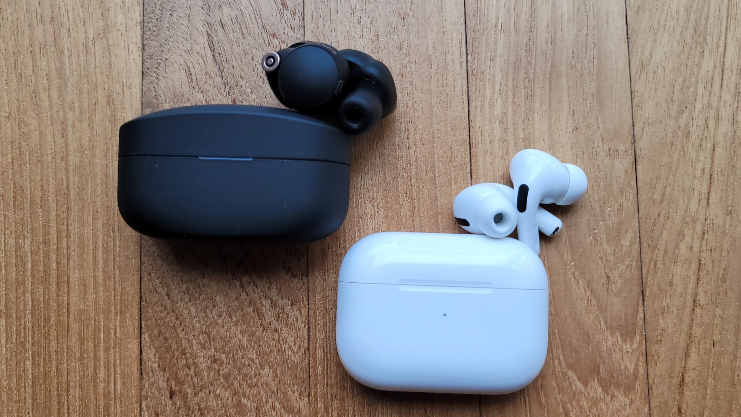 مقارنة بين سماعات Sony WF-1000XM4 و AirPods Pro