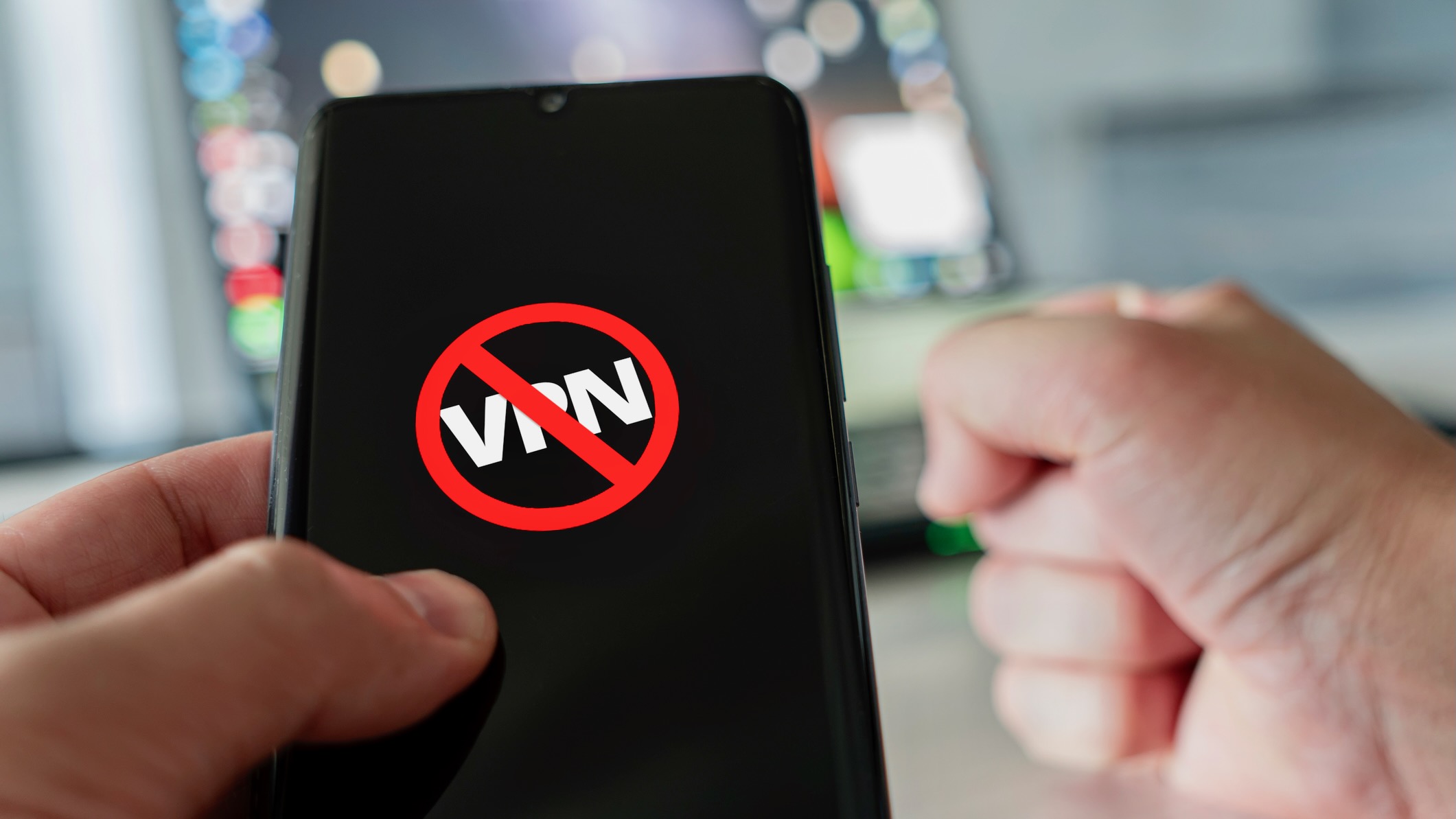 هاتف ذكي يعرض كلمة "VPN"، مغطاة برمز التوقف.