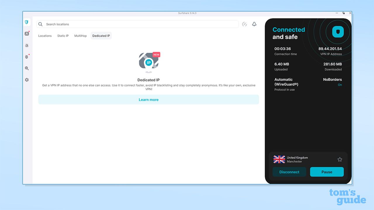 علامة تبويب IP المخصص (dedicated IP) في تطبيق Surfshark على Windows. يظهر النص: "IP مخصص. احصل على عنوان IP لشبكة VPN لا يمكن لأحد غيرك الوصول إليه. استخدمه للاتصال بشكل أسرع، وتجنب حظر IP، والبقاء مجهول الهوية تمامًا. إنه مثل شبكة VPN الحصرية الخاصة بك!". يوجد زر "تعلم Más" أسفل هذا النص.