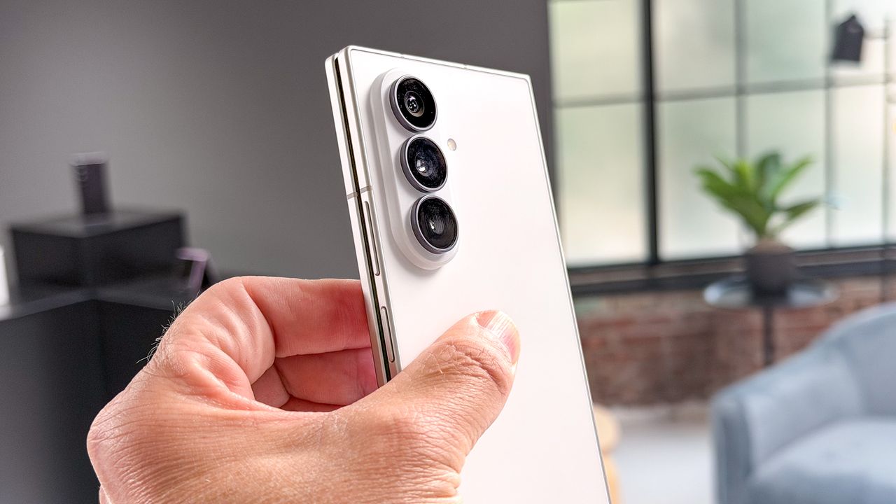 هاتف Galaxy Z Fold 8 Ultra معروض باليد