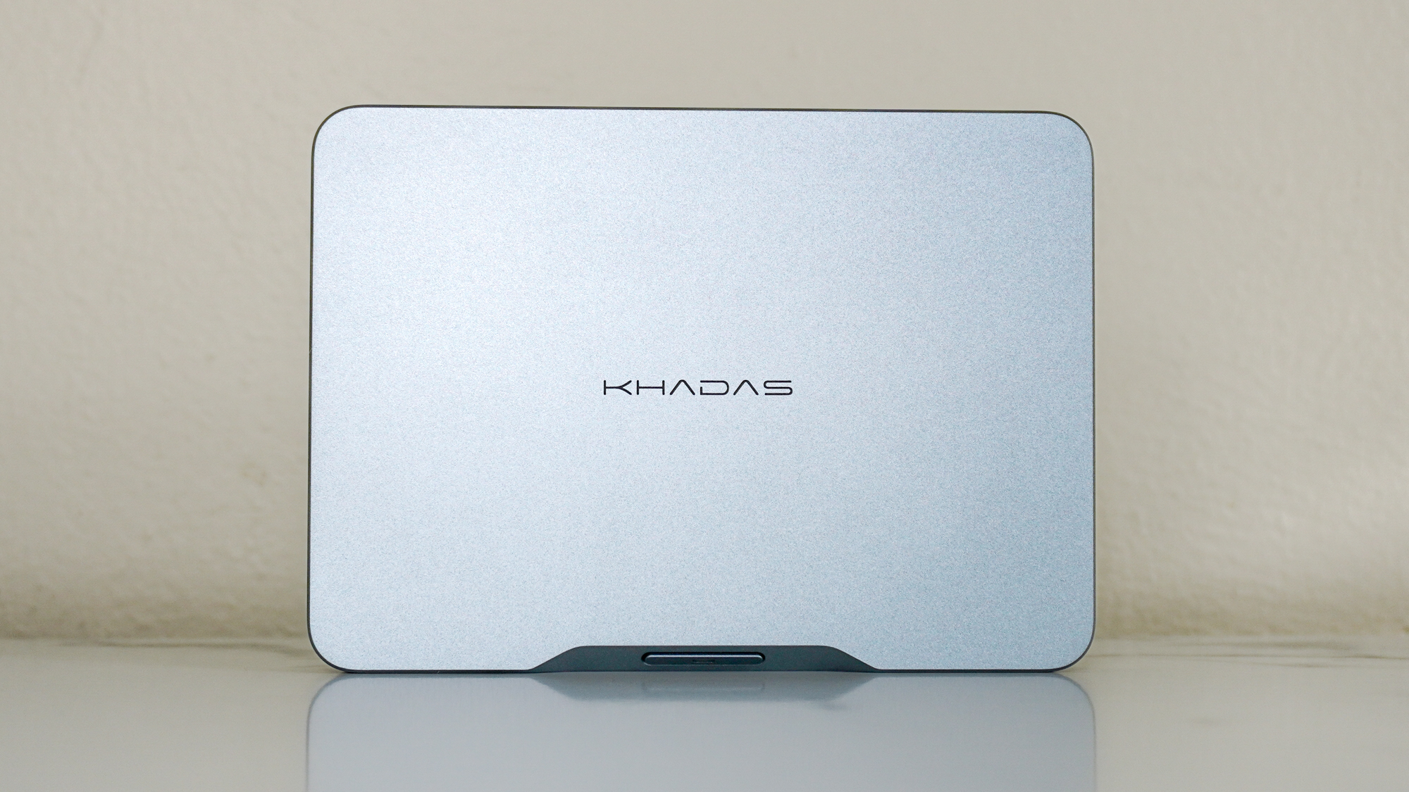 جهاز Khadas Mind 2S في وضع مستقيم على مكتب