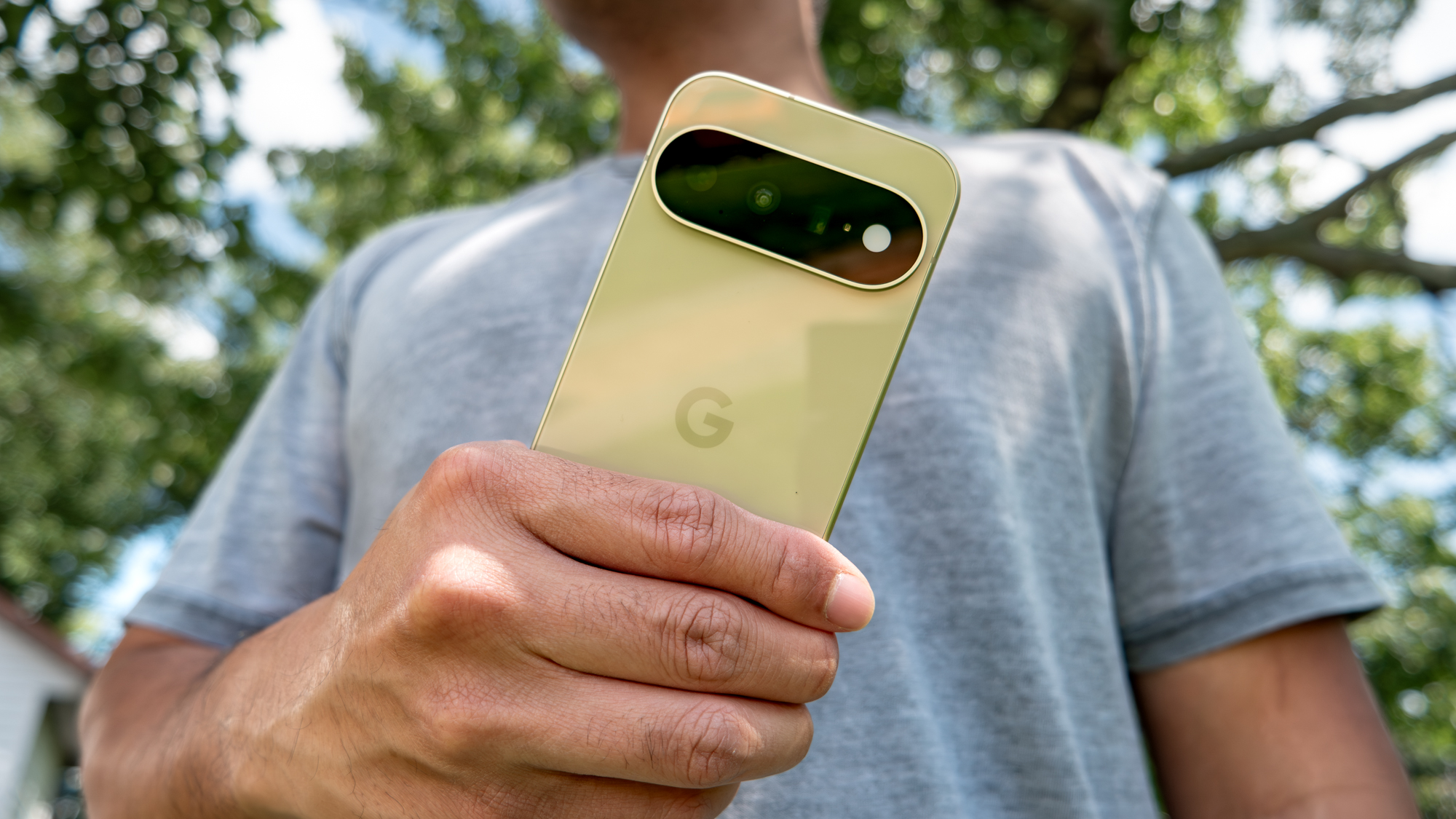 هاتف Google Pixel 11 ممسوك باليد.