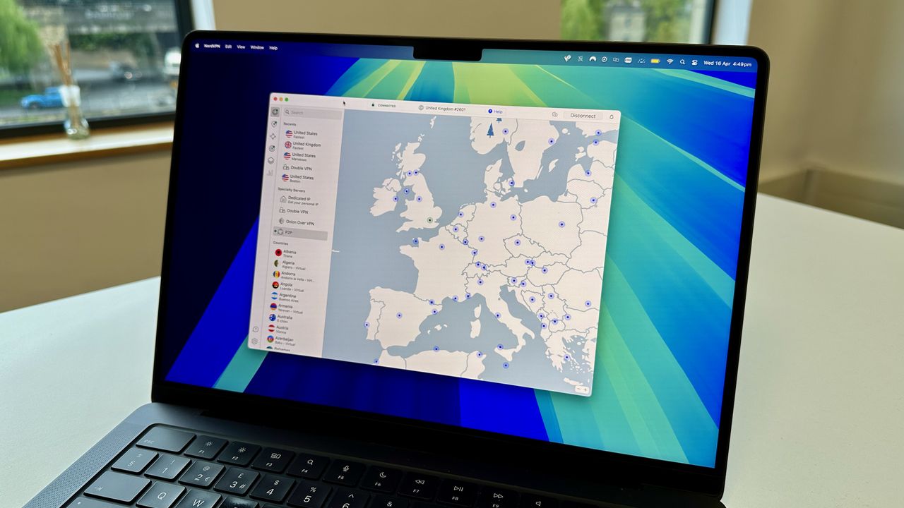 صورة للصفحة الرئيسية لتطبيق NordVPN على جهاز Mac. على اليمين، توجد واجهة تعرض خوادم NordVPN، بما في ذلك الخوادم المتصلة مؤخرًا، وخوادم Double VPN، والخوادم المتخصصة، بالإضافة إلى البلدان.