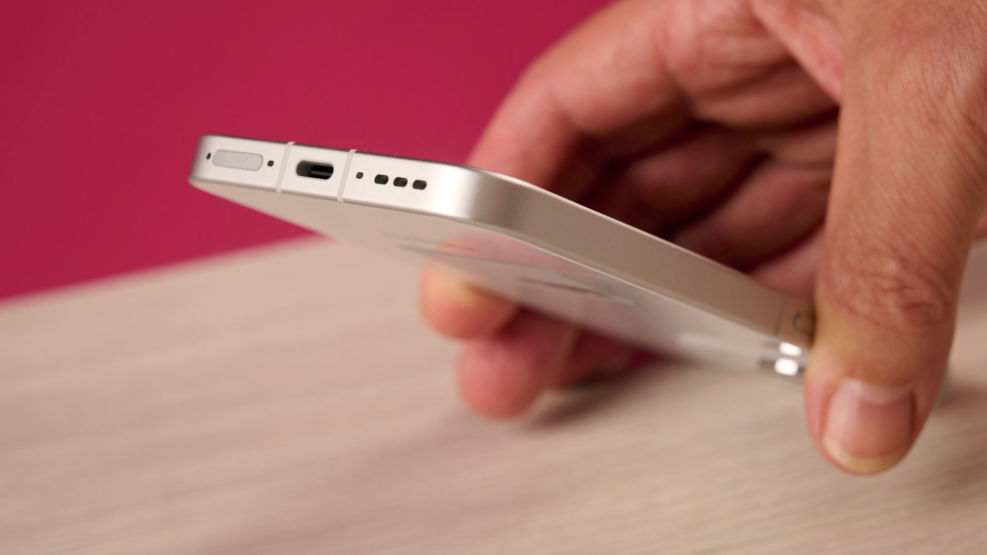 رجل يحمل هاتف Oppo Reno 16 5G