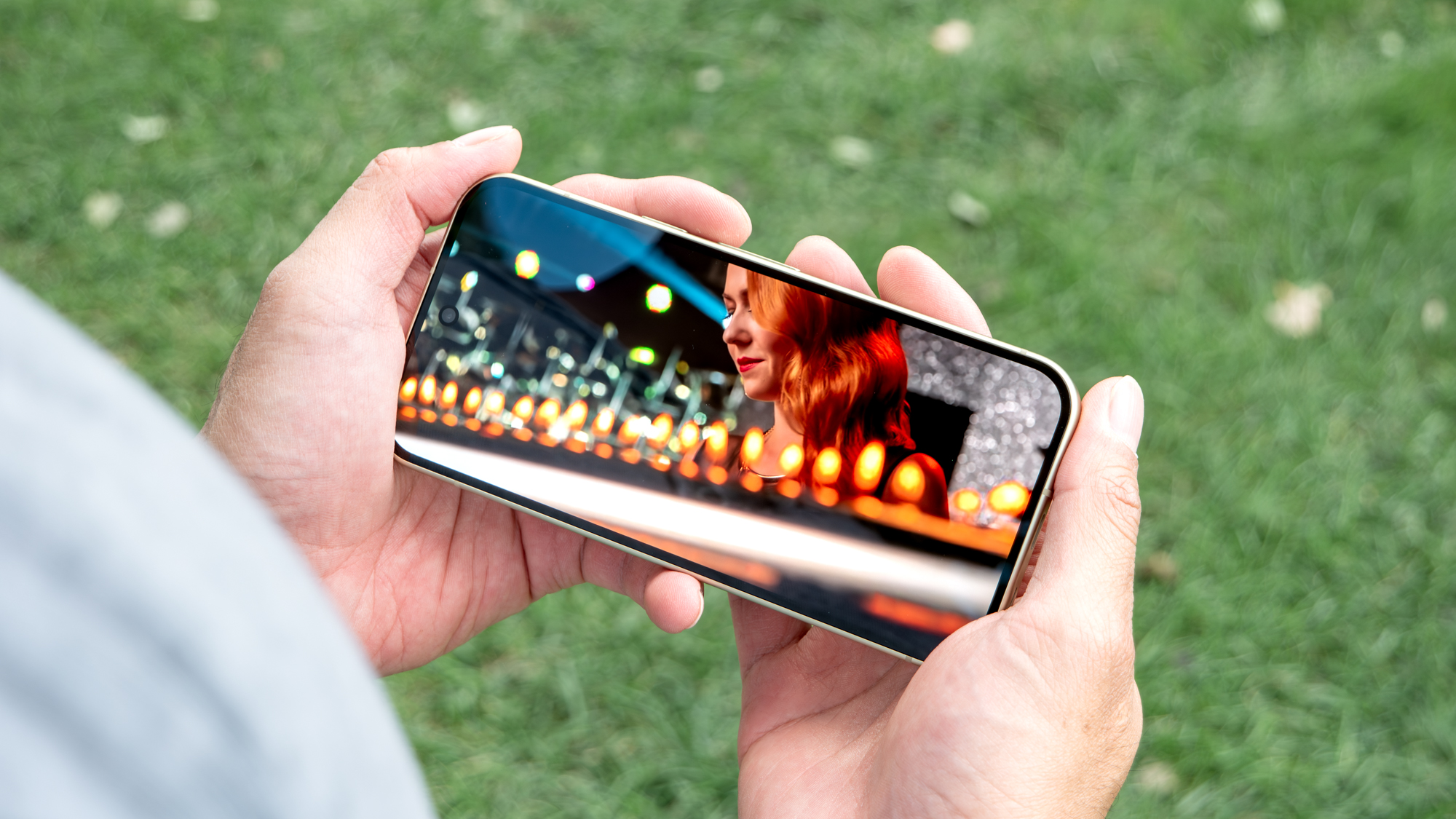 هاتف Google Pixel 11 وهو يقوم ببث فيديو بدقة 4K HDR.