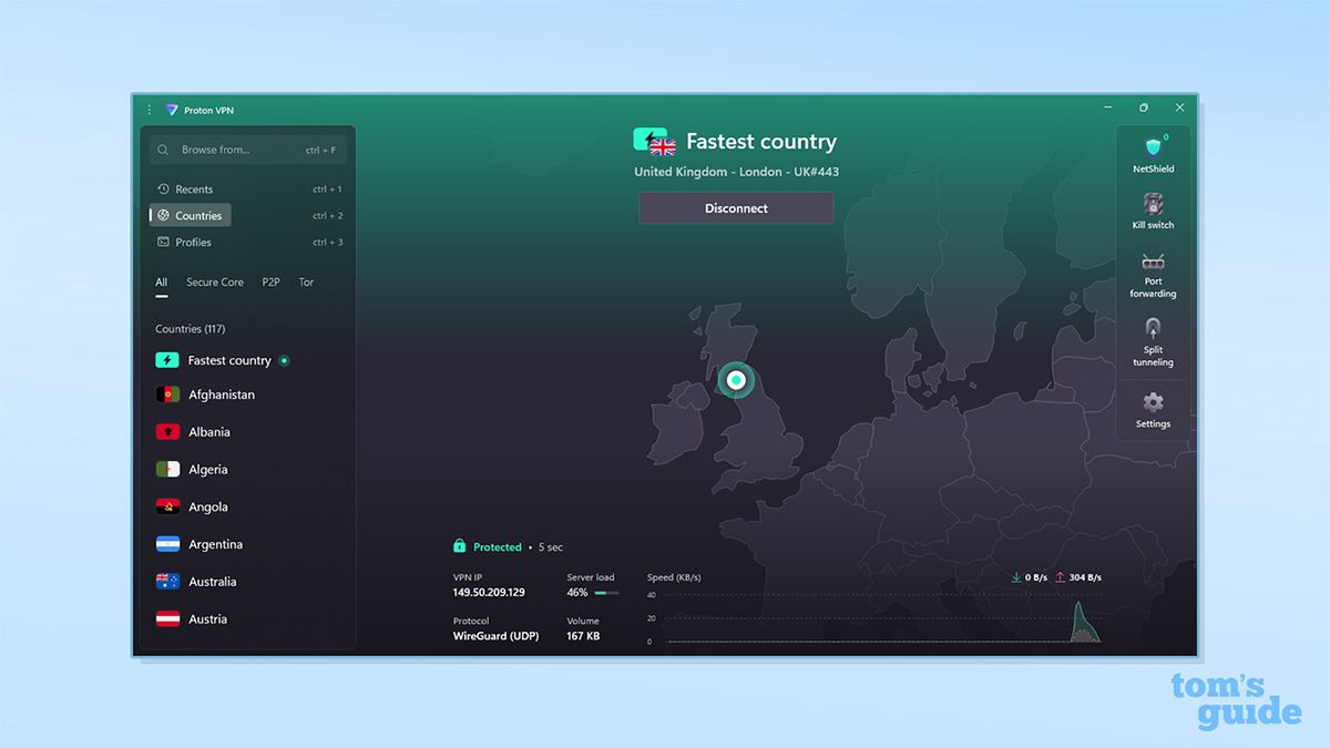 Proton VPN متصل على تطبيق Windows الخاص به. على اليسار توجد أداة لعرض خوادم Proton VPN، مع شريط بحث، وخيارات لتحديد الاتصالات الأخيرة أو البلدان أو الملفات الشخصية، بالإضافة إلى فلاتر لجميع الخوادم، وخوادم Secure Core، وخوادم P2P، وخوادم Tor. أسفل ذلك توجد قائمة بالبلدان التي تمتلك Proton VPN خوادم فيها. في المنتصف توجد خريطة عالمية باللون الرمادي مع إبراز أخضر على المملكة المتحدة لإظهار أن VPN متصل بخادم.