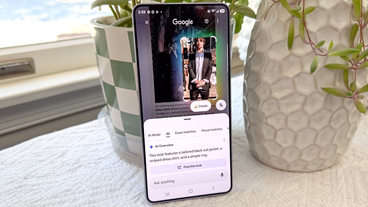 هاتف Samsung Galaxy S26 Ultra في اليد
