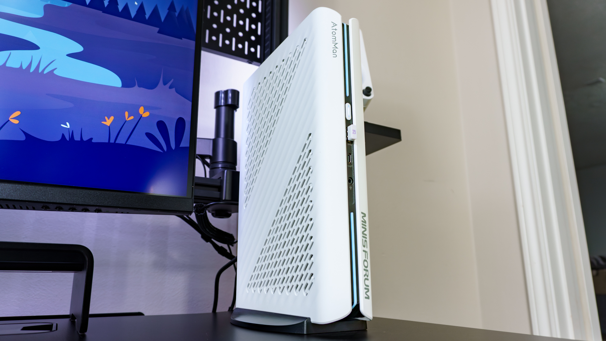 جهاز Minisforum G1 Pro على مكتب