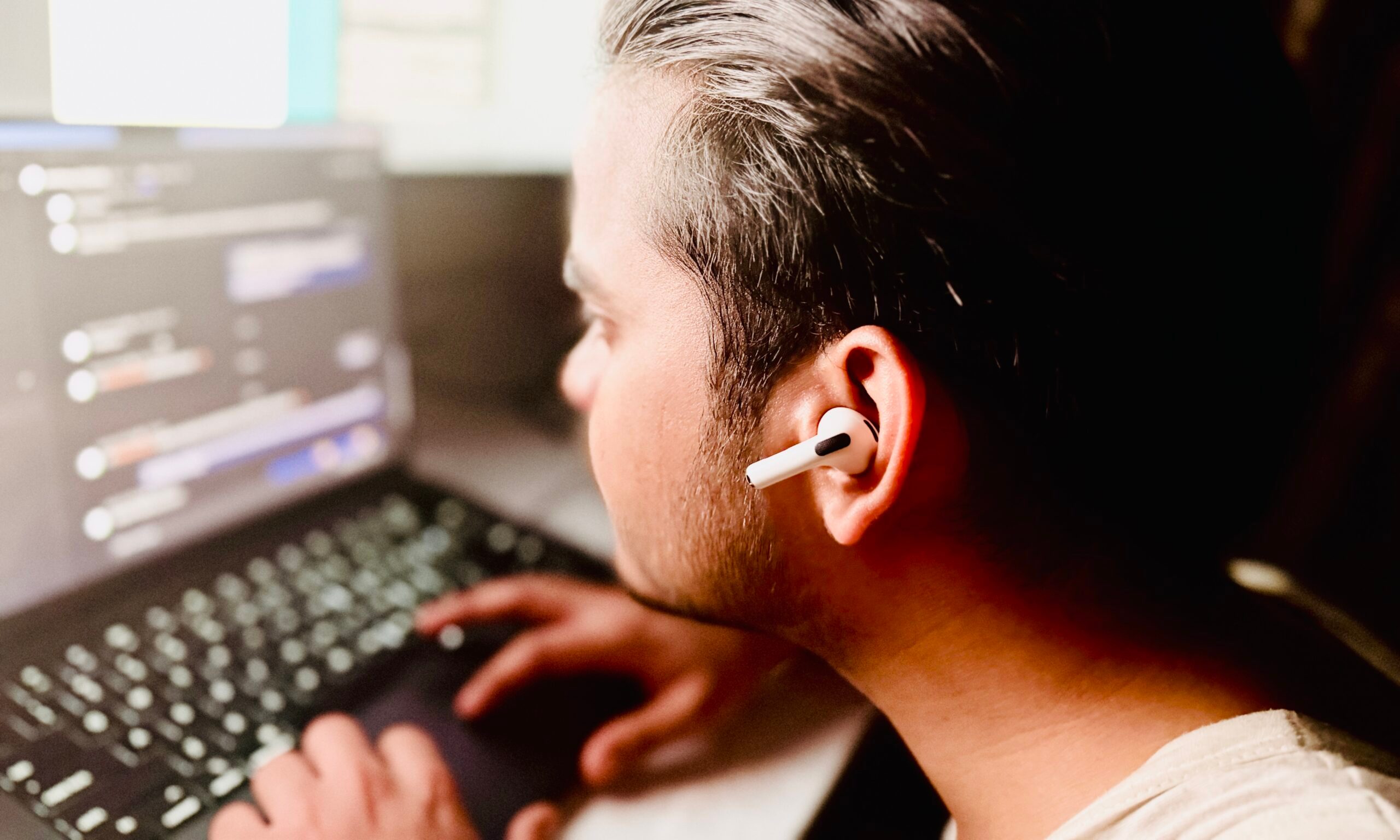 شخص يرتدي سماعات AirPods Pro.