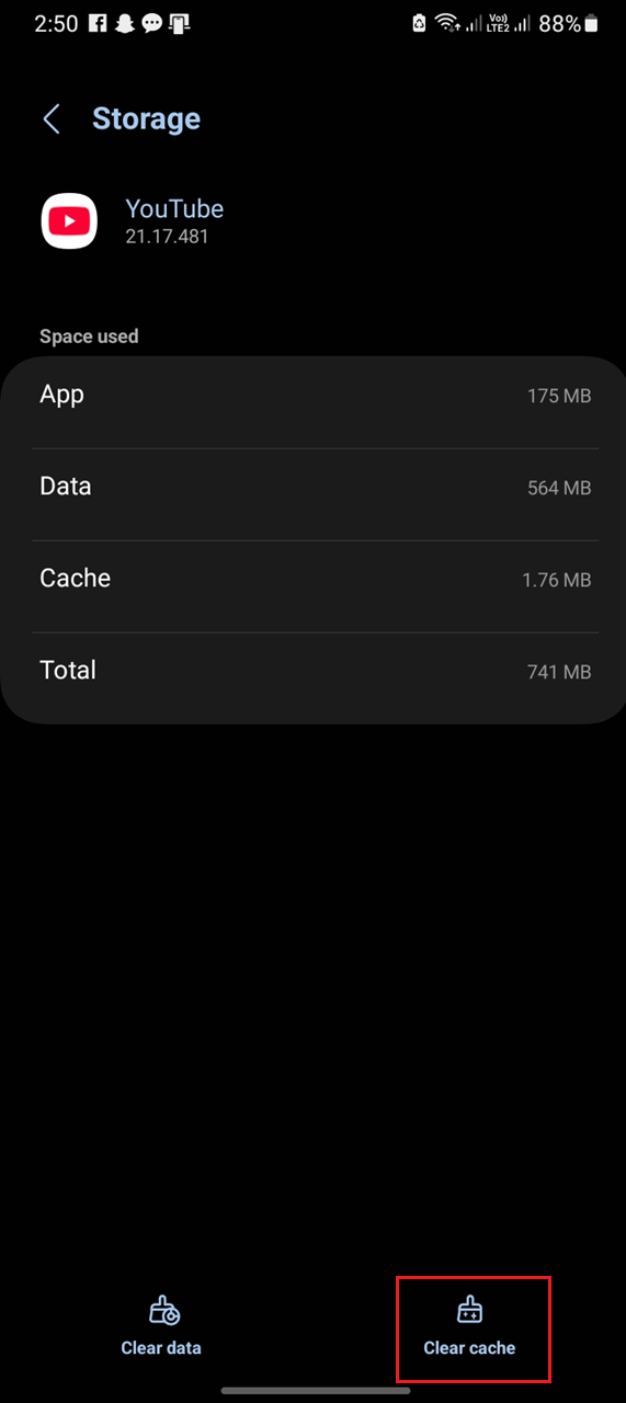 شاشة معلومات تطبيق Android لـ YouTube تعرض خيار مسح الذاكرة المؤقتة (Clear cache).