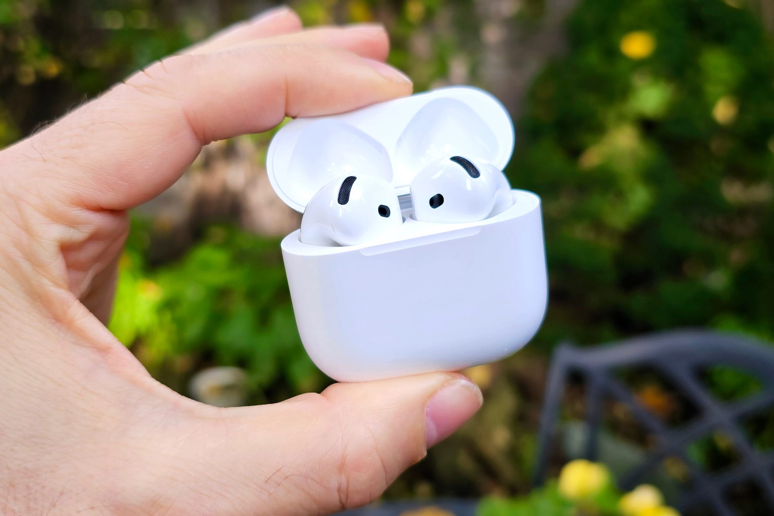 سماعات Apple AirPods 4.