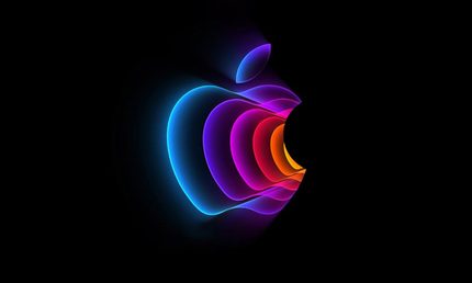 شعار Apple مُصمم على خلفية سوداء لحدث Apple Peek Performance في 8 مارس 2022.