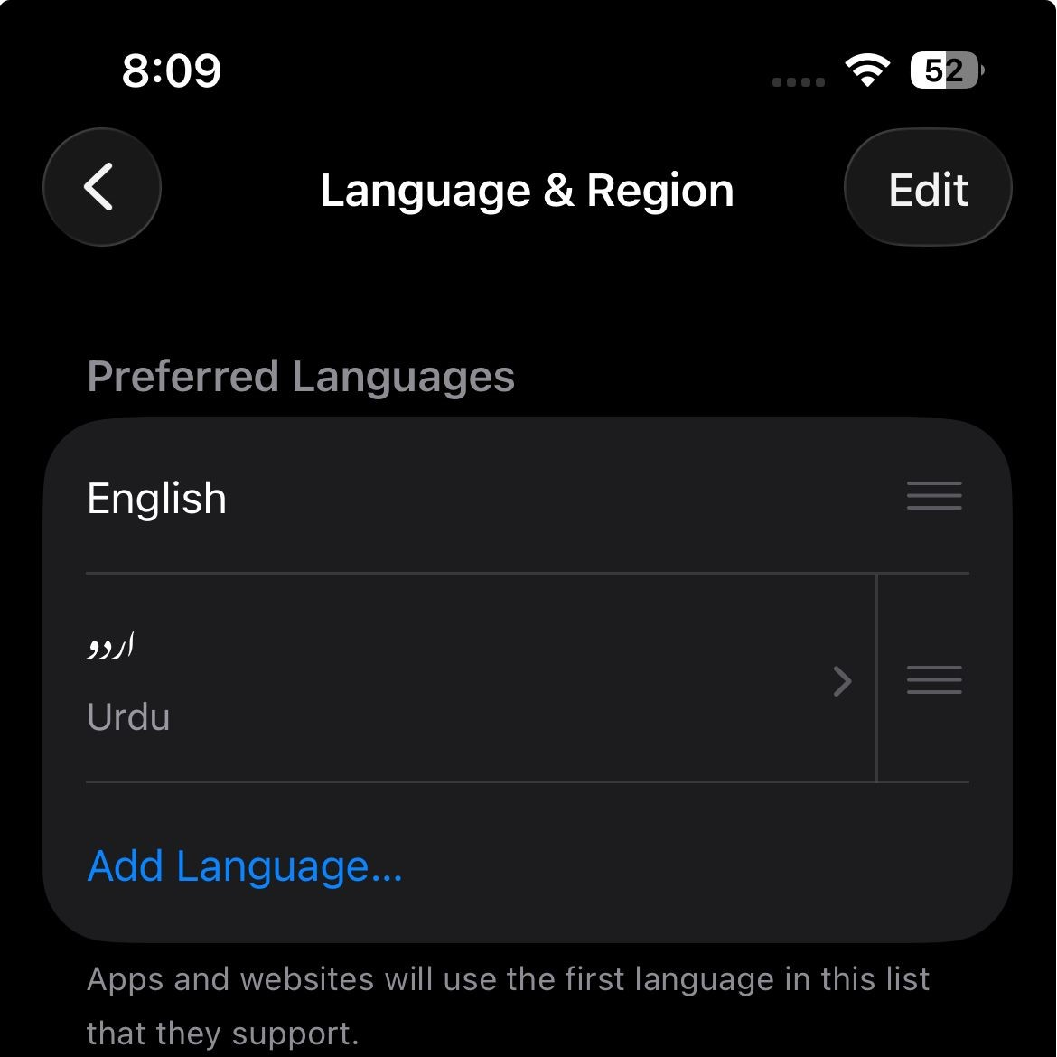 قائمة اللغات المدعومة من Apple Intelligence معروضة أثناء استكشاف مشكلة زر Clean Up المفقود على iPhone.