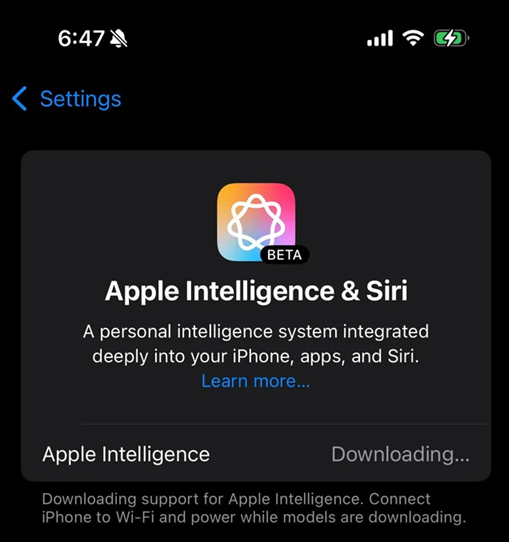 إعدادات Apple Intelligence و Siri على iPhone تظهر Apple Intelligence عالقة في حالة جارٍ التنزيل.