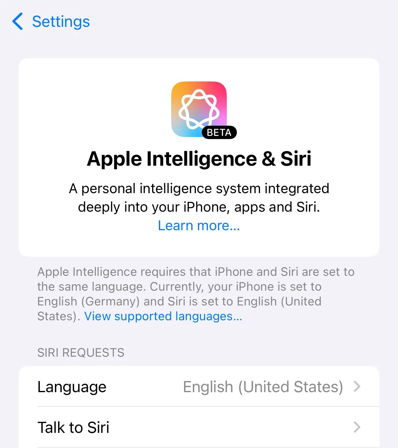 إعدادات اللغة والمنطقة في iPhone وإعدادات Apple Intelligence و Siri التي تعرض تطابق لغات الجهاز و Siri.