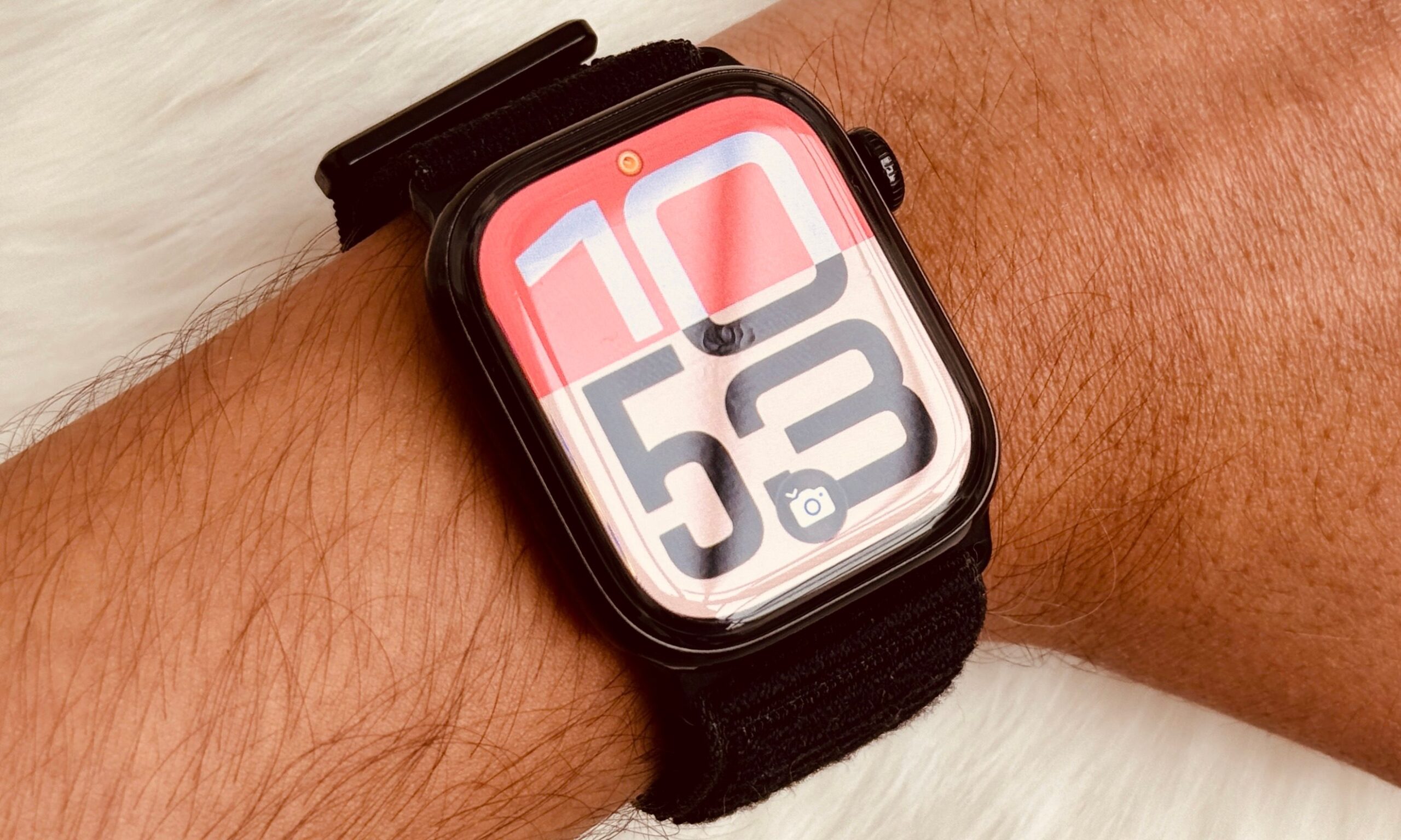 واجهة ساعة على Apple Watch Series 11.