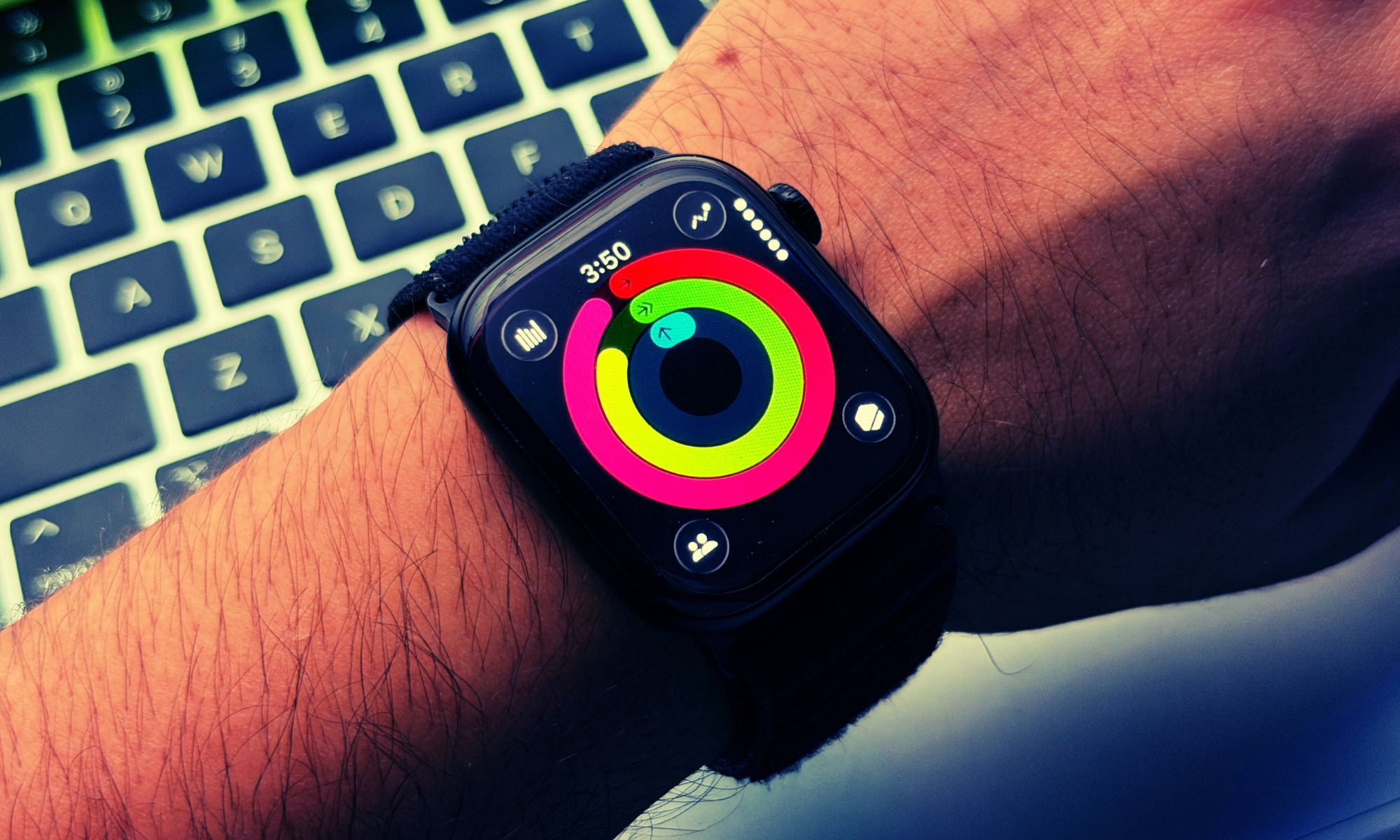 حلقات النشاط في Apple Watch Series 11.