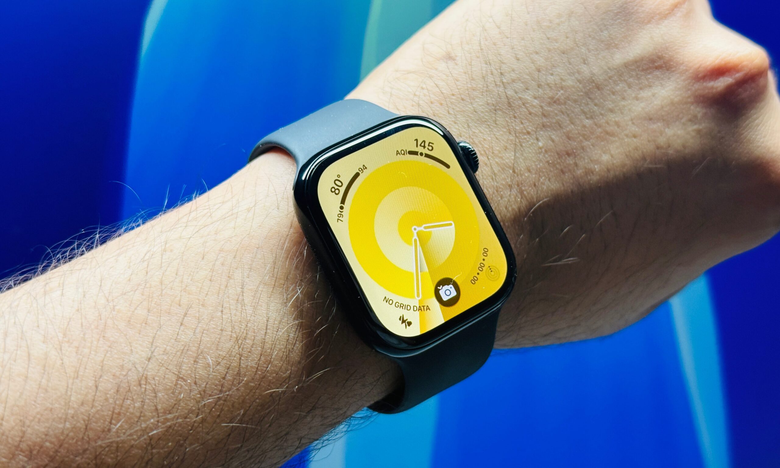 ساعة Apple Watch Series 11 على الشاشة الرئيسية.