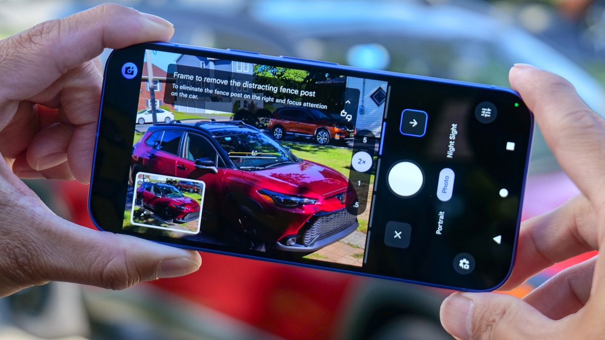هاتف Google Pixel 10 في اليد.