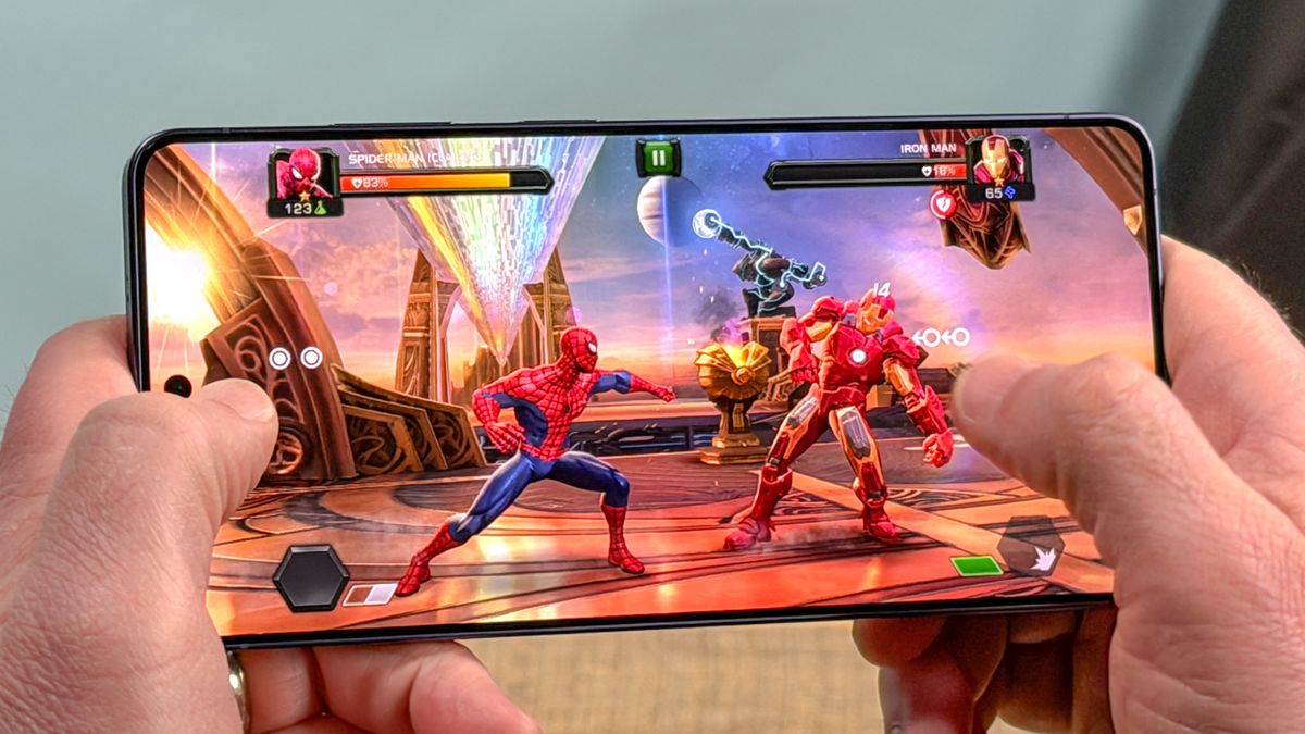 هاتف Samsung Galaxy S26 Ultra في اليد
