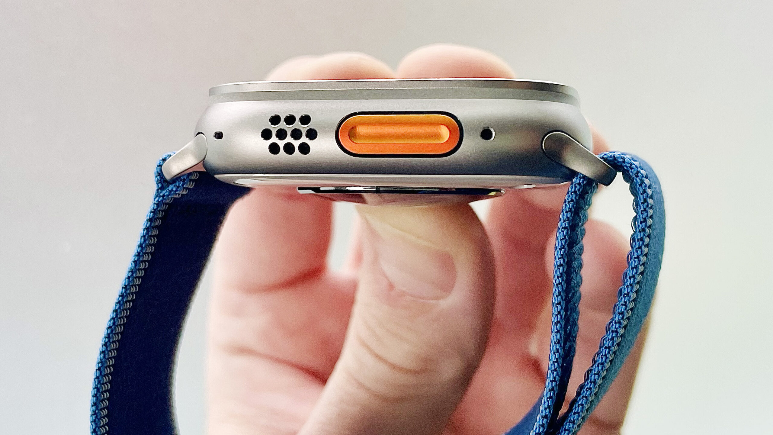 لقطة مقربة لساعة Apple Watch Ultra 3 باللون الفضي