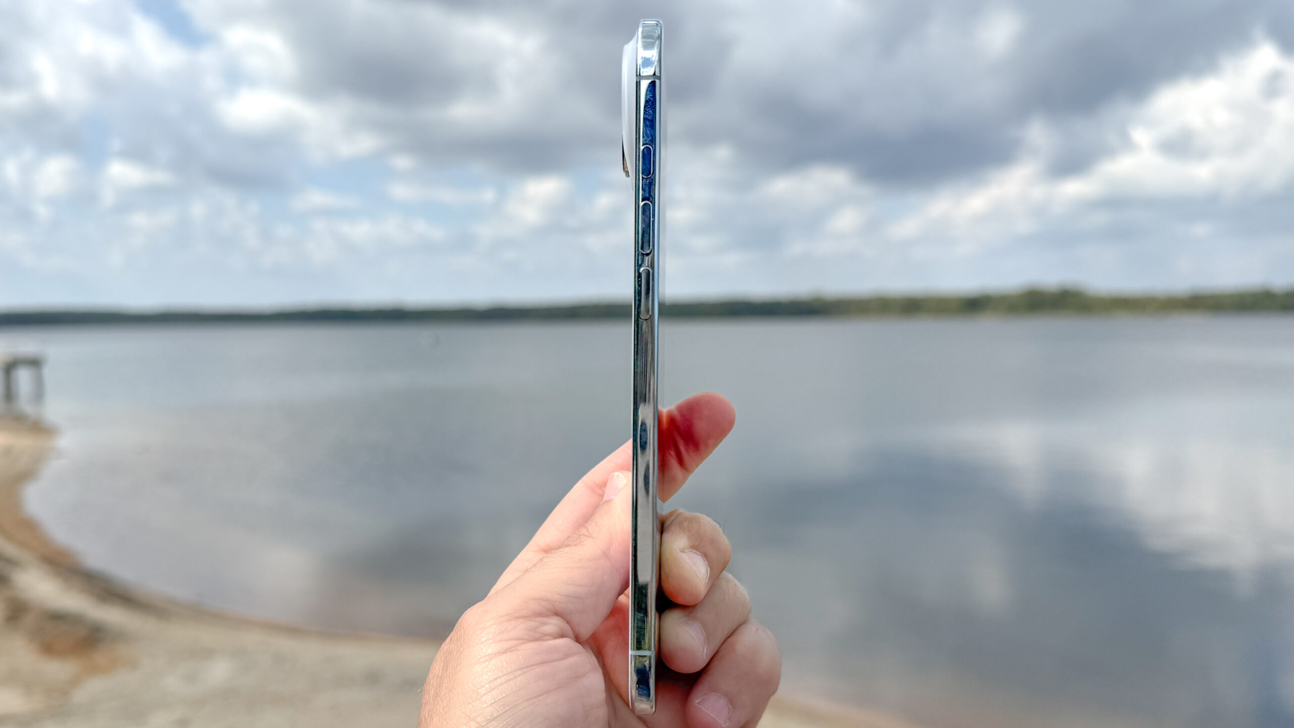صورة توضيحية لهاتف iPhone Air في اليد