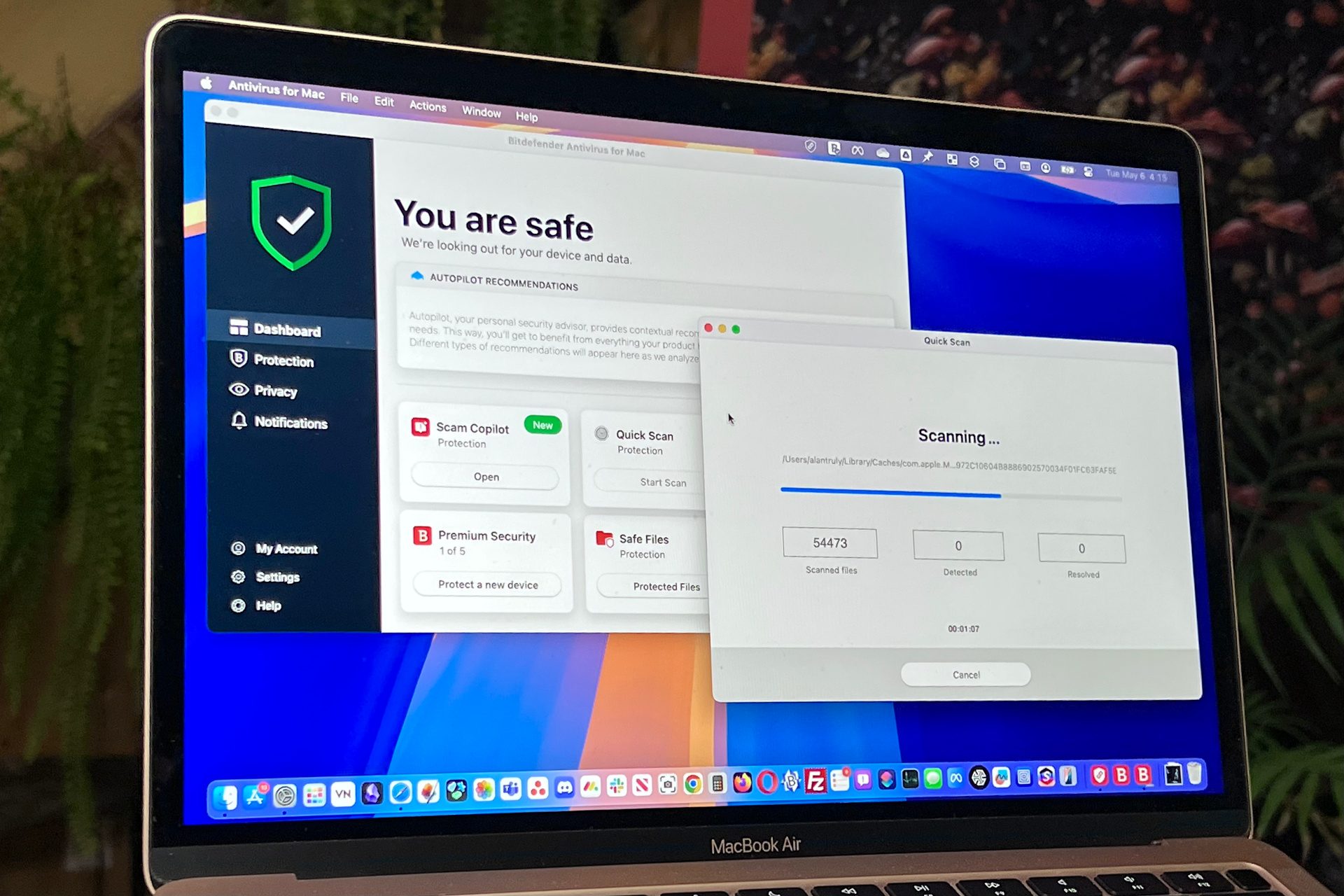 برنامج Bitdefender لـ Mac يجري فحصًا سريعًا على جهاز MacBook Air.