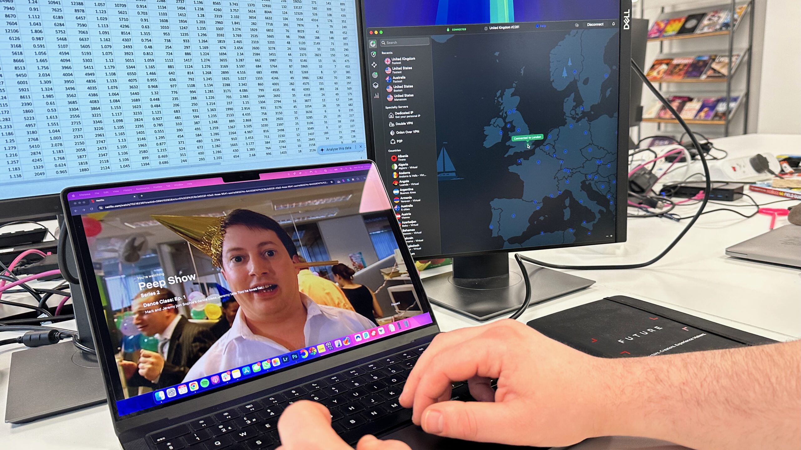 محرر VPN مو هاربر-لاموند يجري اختبار بث VPN في مكتب Tom's Guide، باستخدام خادم NordVPN في المملكة المتحدة لمشاهدة الكوميديا البريطانية الحصرية الشهيرة