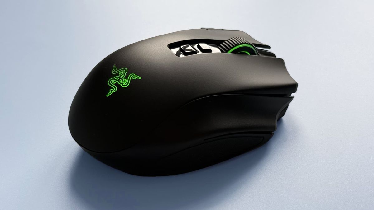 ماوس Razer Naga V3 Pro على خلفية زرقاء.