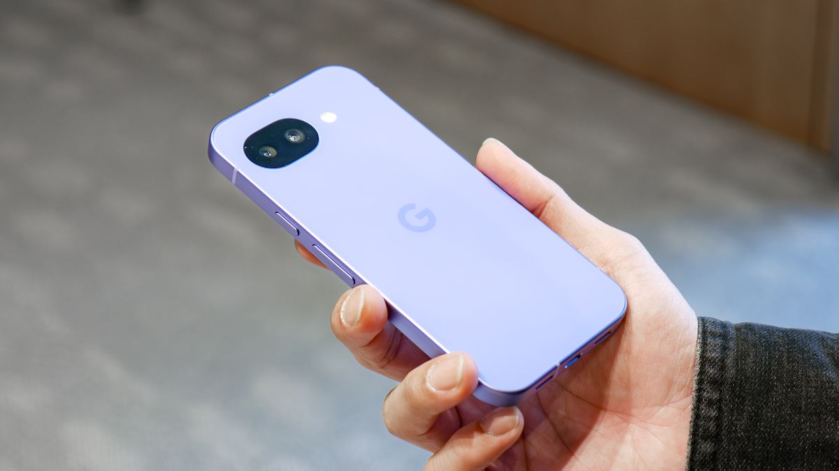 نظرة عملية على Google Pixel 10a.