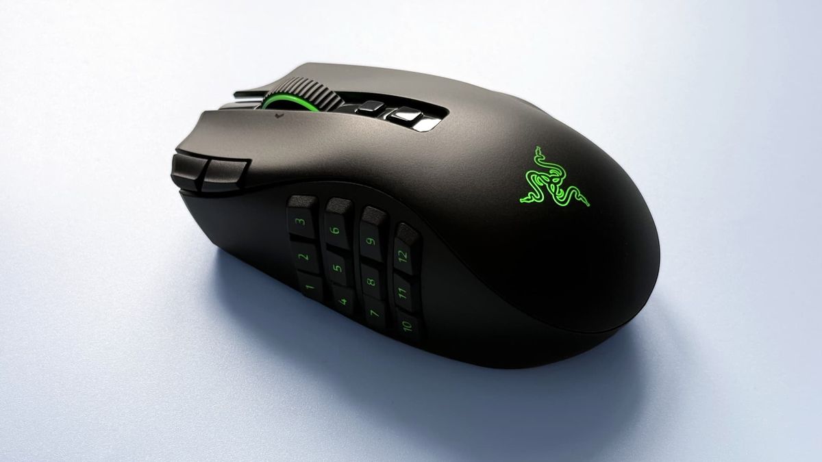 ماوس Razer Naga V3 Pro على خلفية زرقاء.