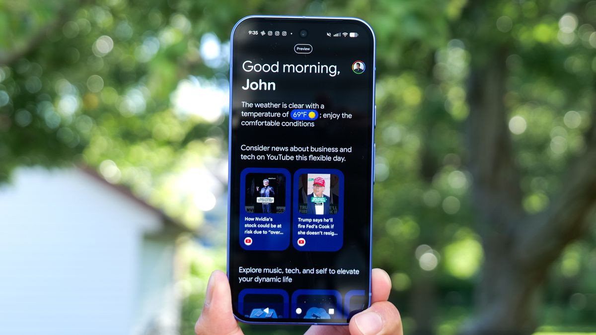 هاتف Google Pixel 10 في اليد.