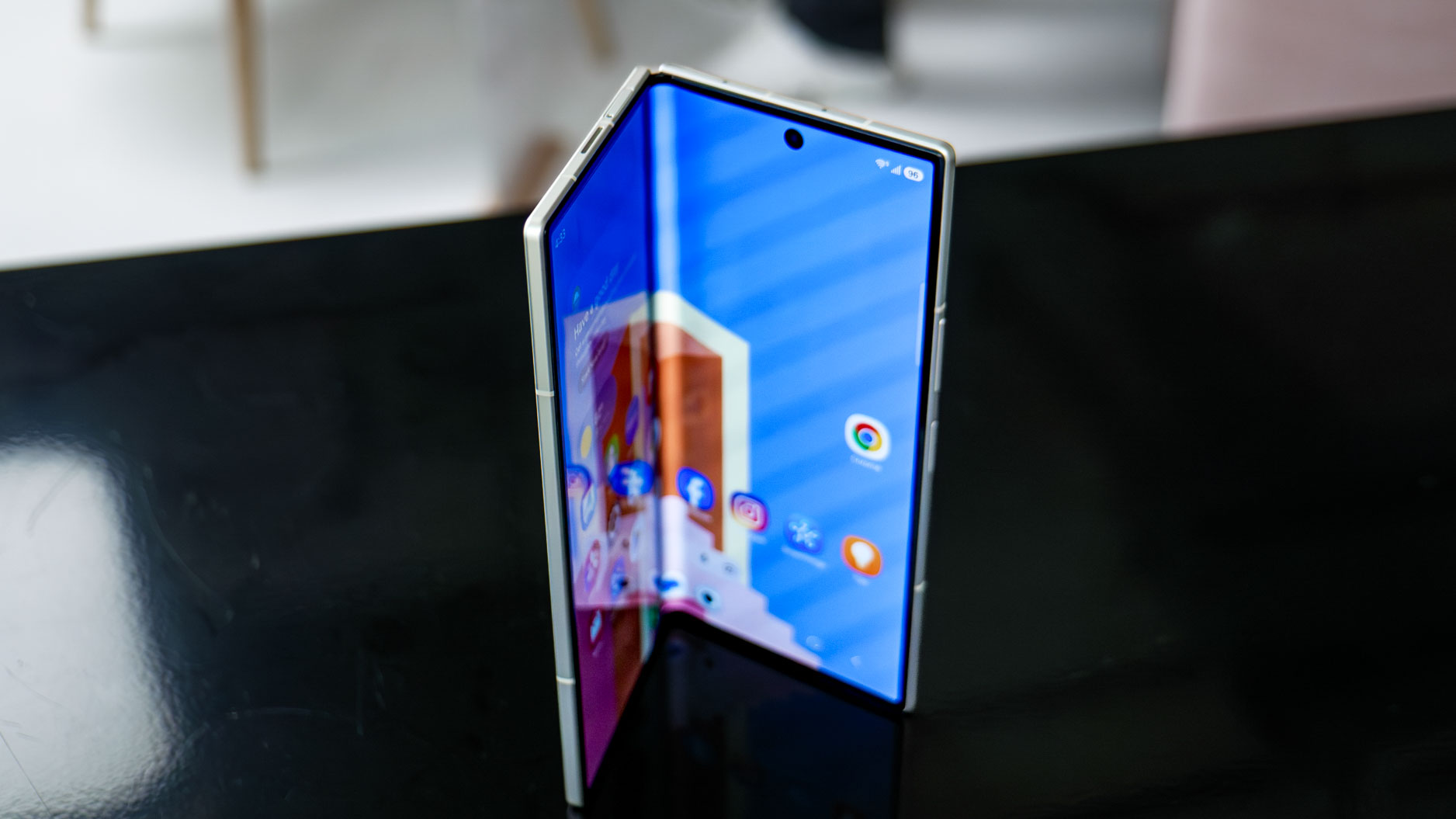 هاتف Galaxy Z Fold 8 Ultra معروض باليد