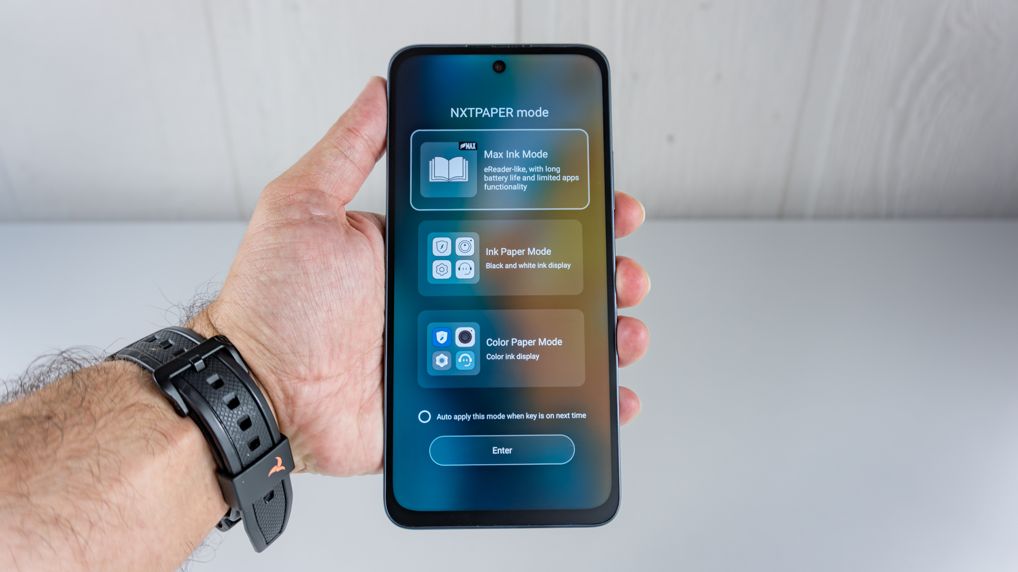 هاتف TCL NXTPAPER 70 Pro في اليد يعرض شاشة اختيار أوضاع NXTPAPER المتنوعة