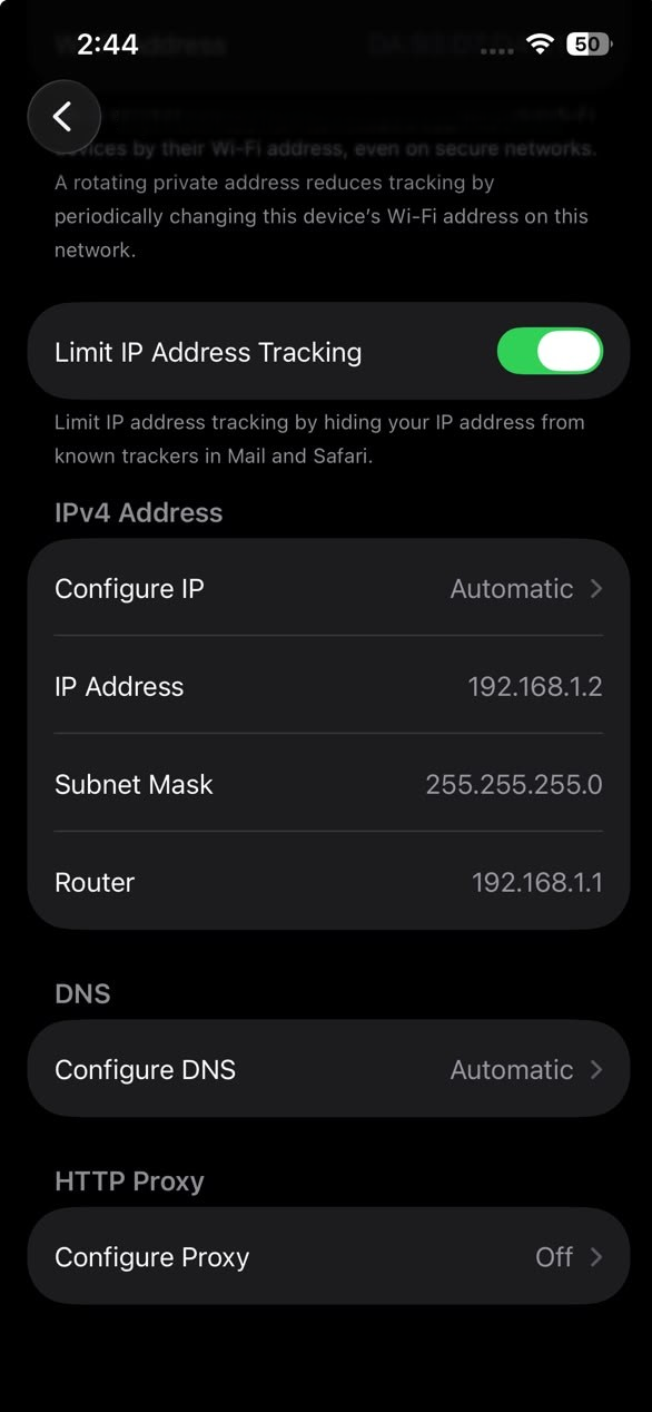 إعدادات شبكة Wi-Fi في iPhone مع تمكين Limit IP Address Tracking.