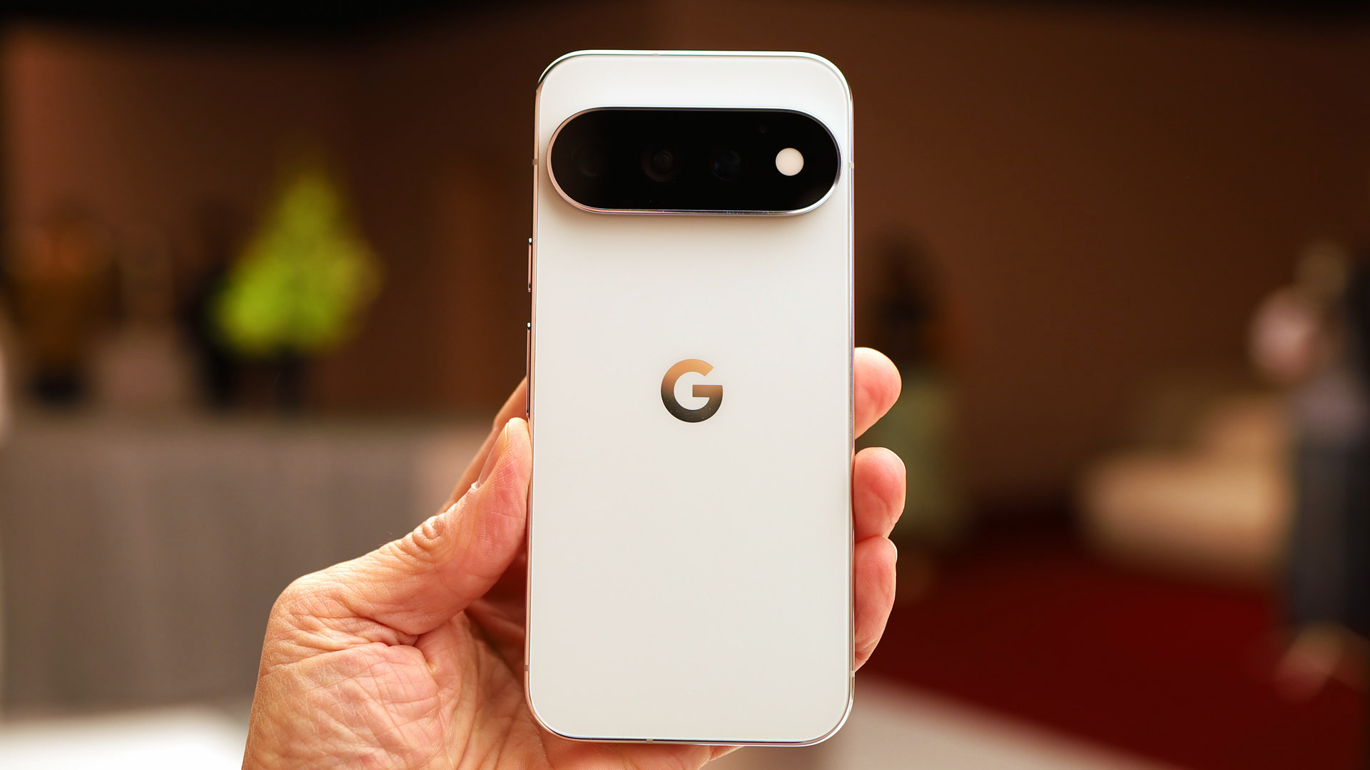 Google Pixel 11 Pro نظرة أولى، يظهر الجزء الخلفي من الجهاز بلمسته النهائية الأنيقة باللونين الأبيض والذهبي.
