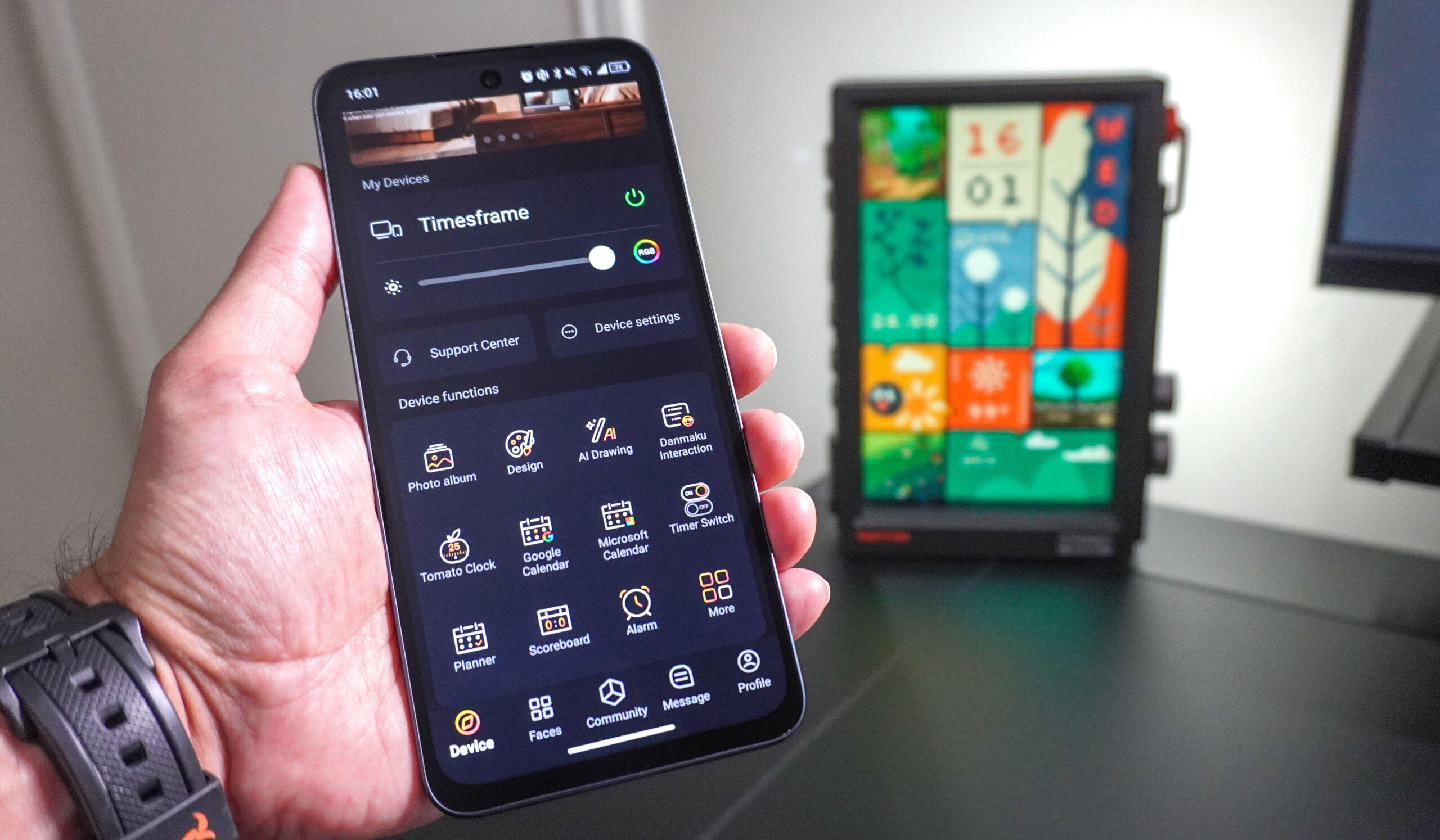 شخص يستخدم تطبيق Divoom على الهاتف لضبط إعدادات Divoom Times Frame