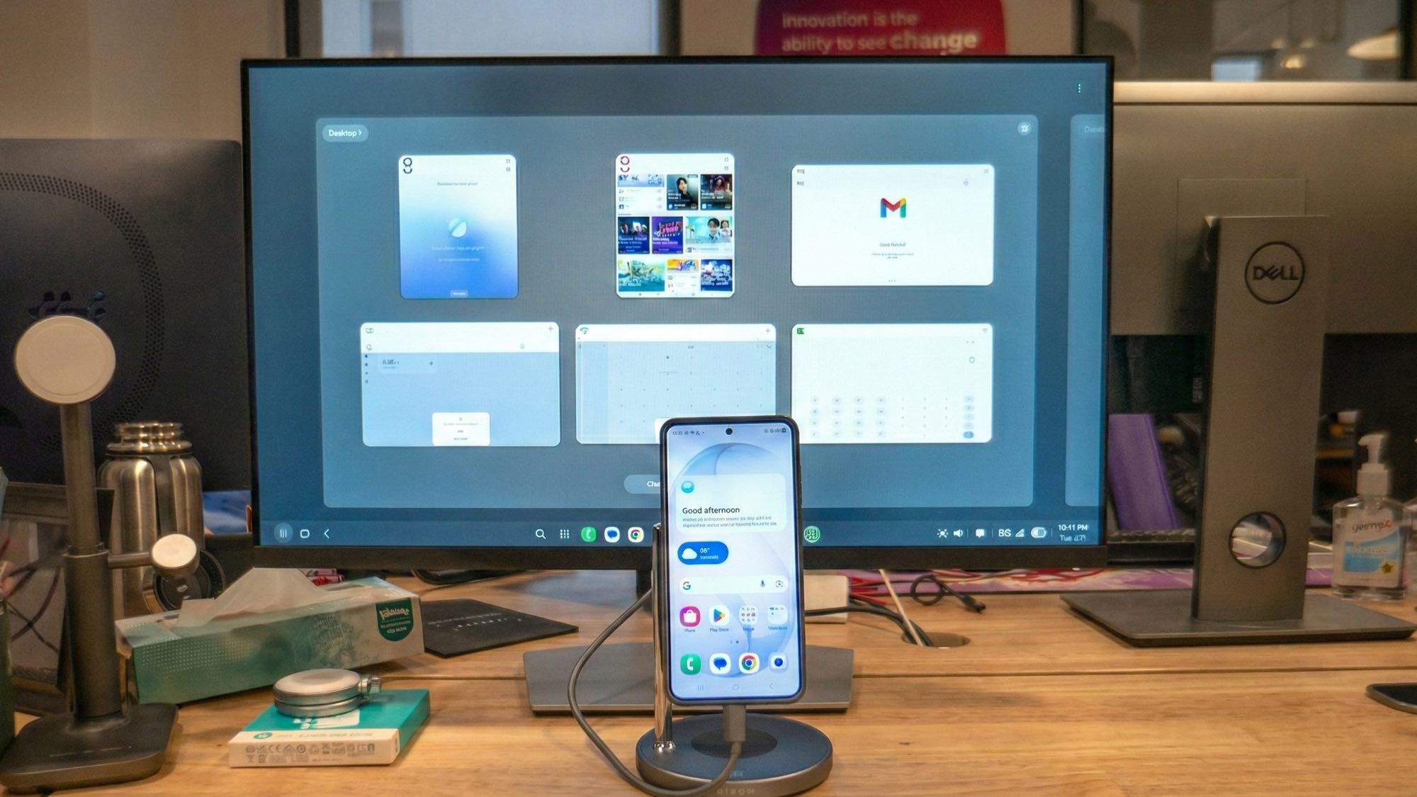 هاتف Samsung Galaxy S26 في وضع DeX متصل بشاشة عرض
