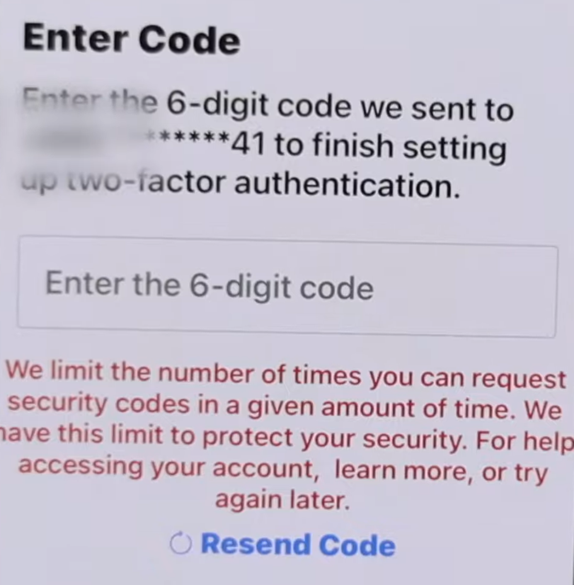 شاشة المصادقة الثنائية في Facebook تنتظر رمز SMS بدلاً من النقر المتكرر على إعادة الإرسال.