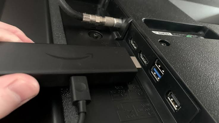 جهاز Fire TV Stick يتم فصله وإعادة توصيله مباشرة بمنفذ HDMI في التلفزيون.
