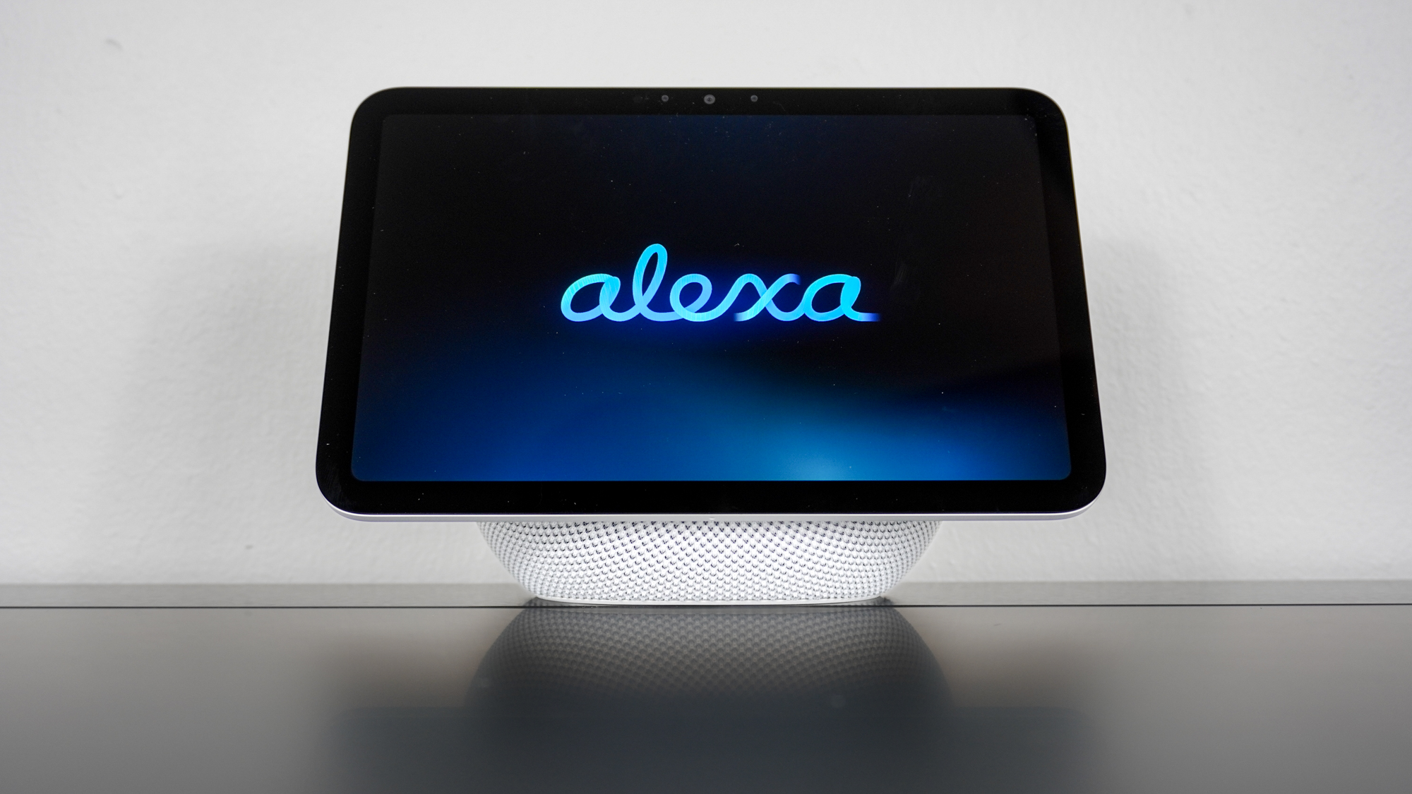 جهاز Echo Show 8 (الجيل الرابع) مع شعار Alexa+ على الشاشة فوق مكتب