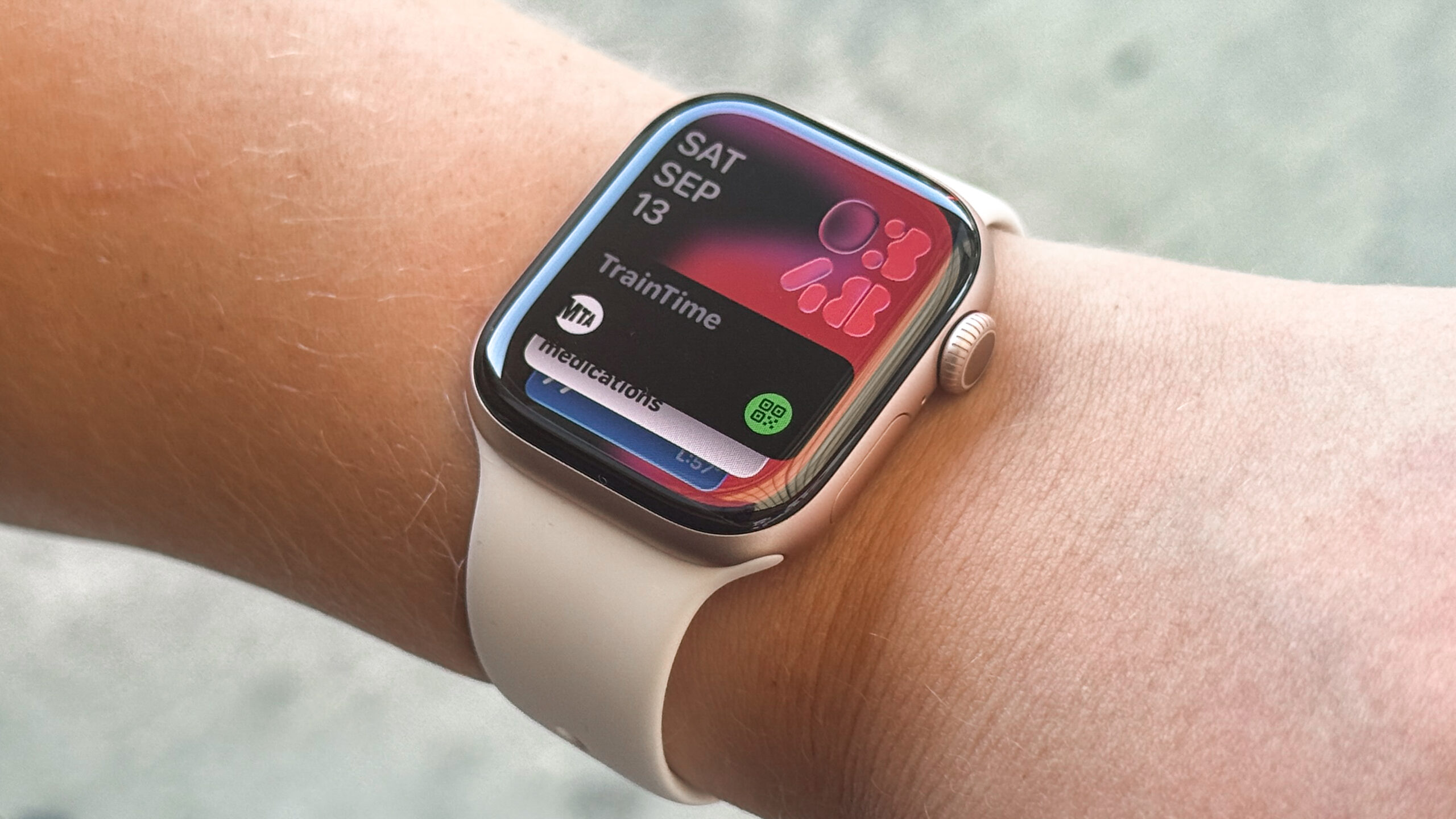 ساعة Apple Watch Series 11 على معصم شخص