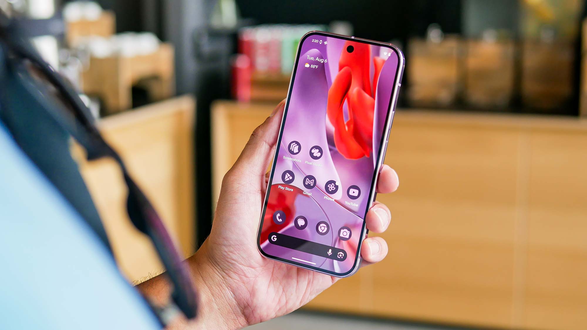 هاتف Google Pixel 9 Pro في اليد