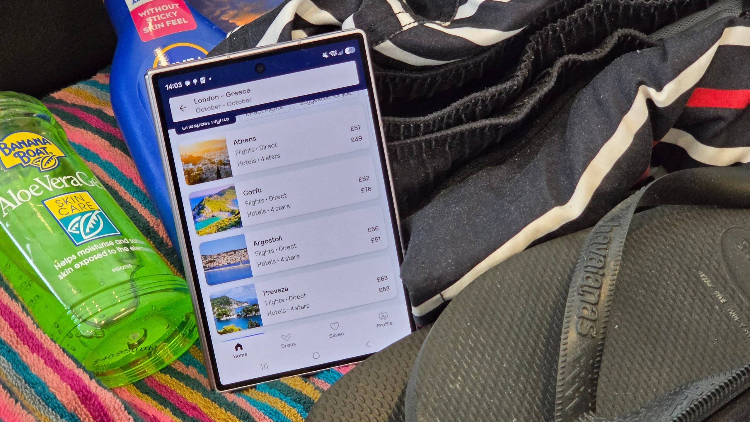 هاتف Samsung Galaxy Z Fold 8 يعرض تطبيق Skyscanner داخل حقيبة سفر.