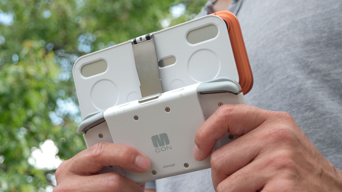 وحدة تحكم MCON بتقنية Bluetooth تُستخدم مع iPhone.