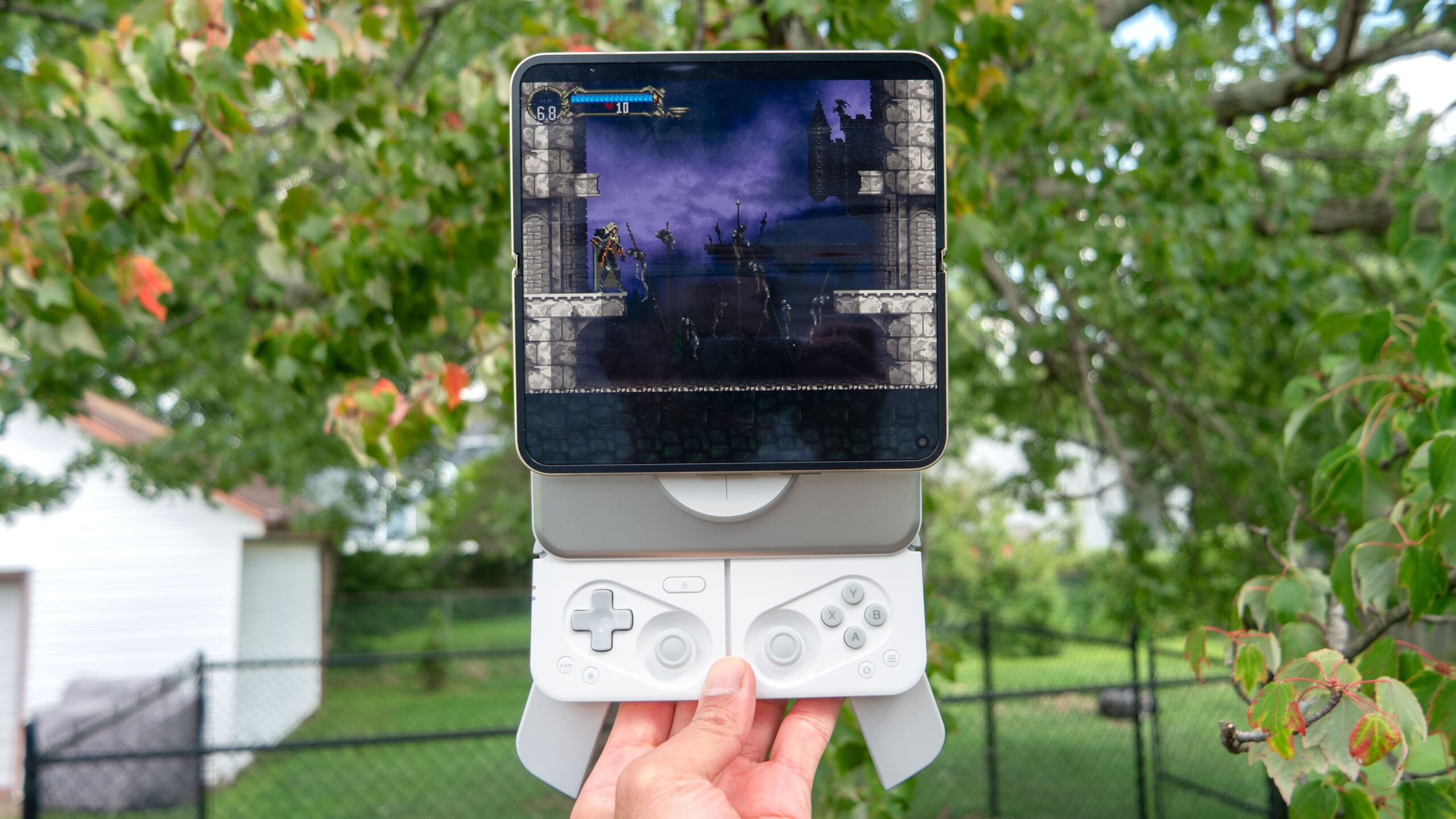 وحدة التحكم MCON Bluetooth Controller مستخدمة مع iPhone.