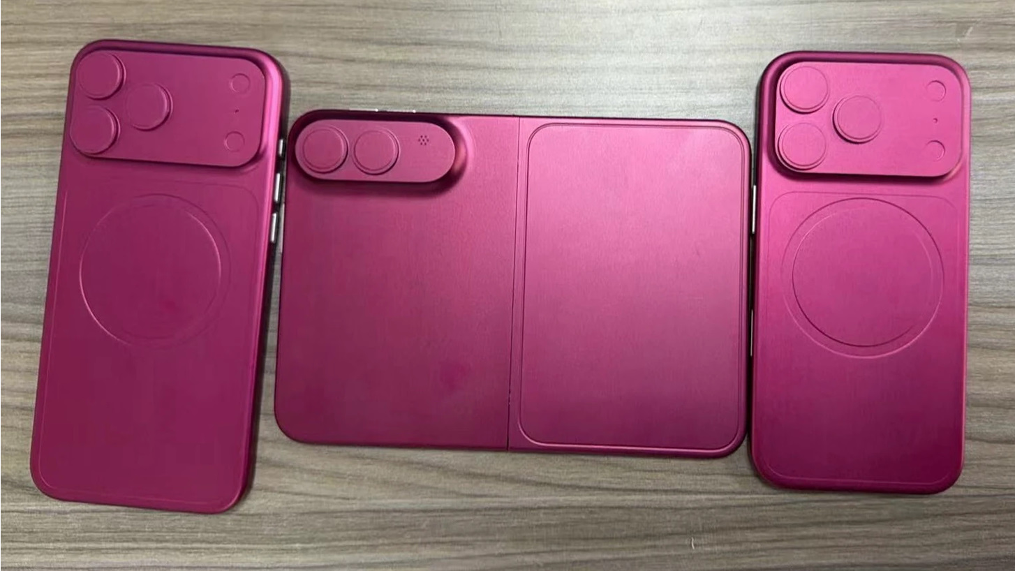 نموذج أولي لهاتف iPhone Fold باللون الأرجواني مع هاتفي iPhone قريبين.